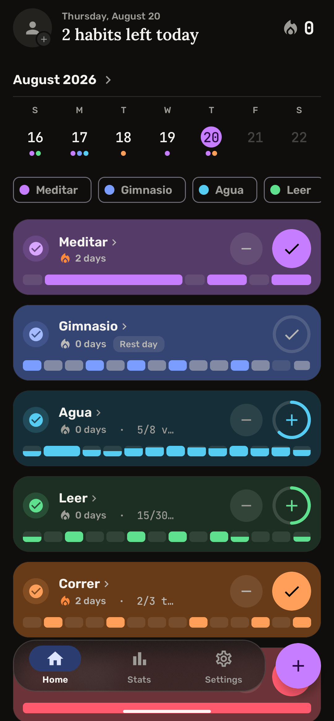 La pantalla principal de HabitGrid: calendario del mes, chips de filtro y tarjetas de hábito con su racha y sus últimos catorce días.