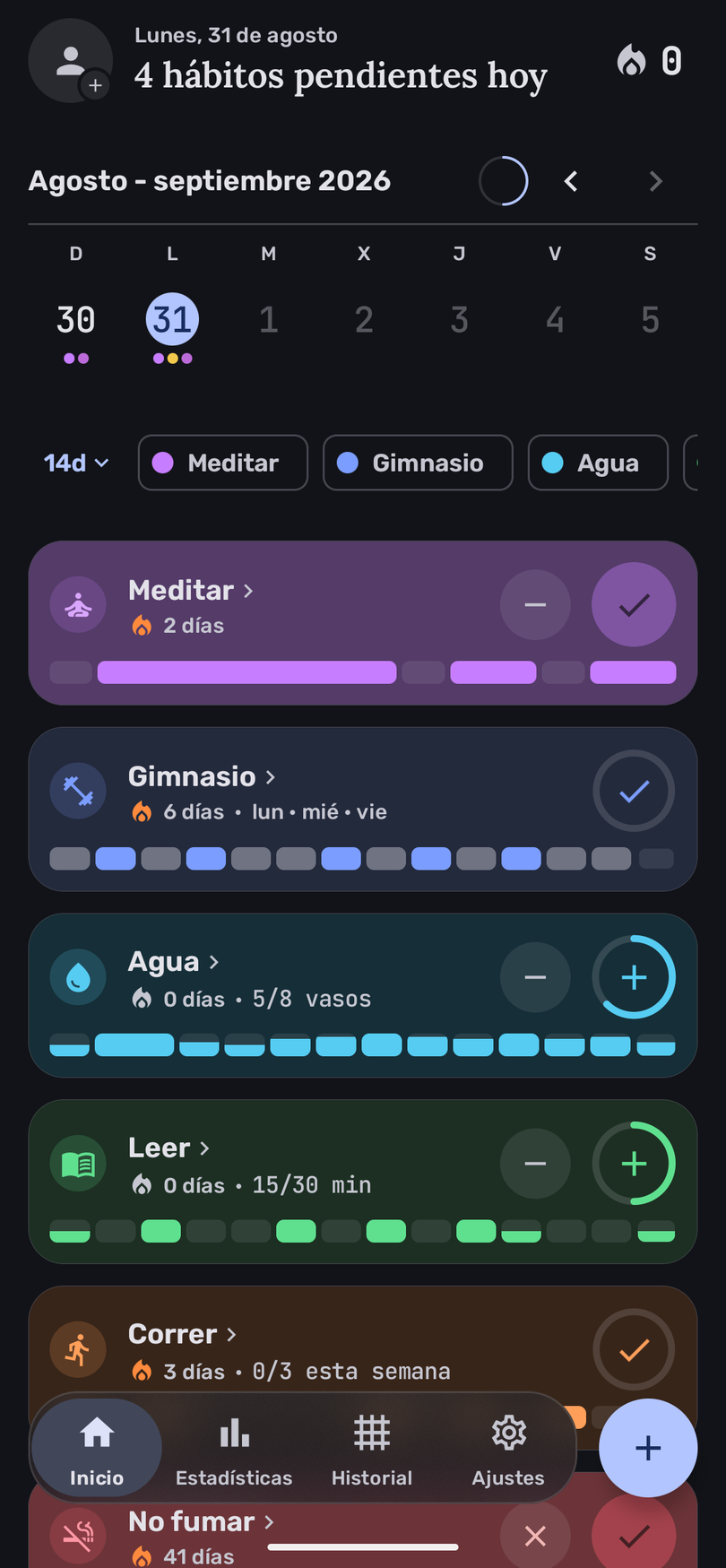 La pantalla principal de HabitGrid: la semana en curso, chips de filtro y tarjetas de hábito con su racha y sus últimos catorce días.